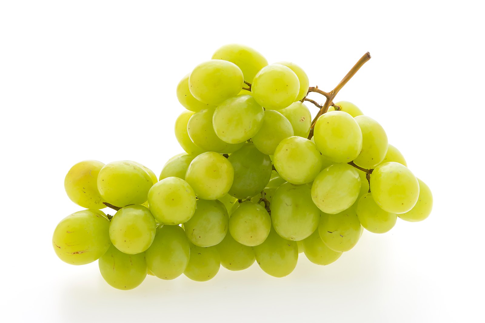 Белый виноград на белом фоне
